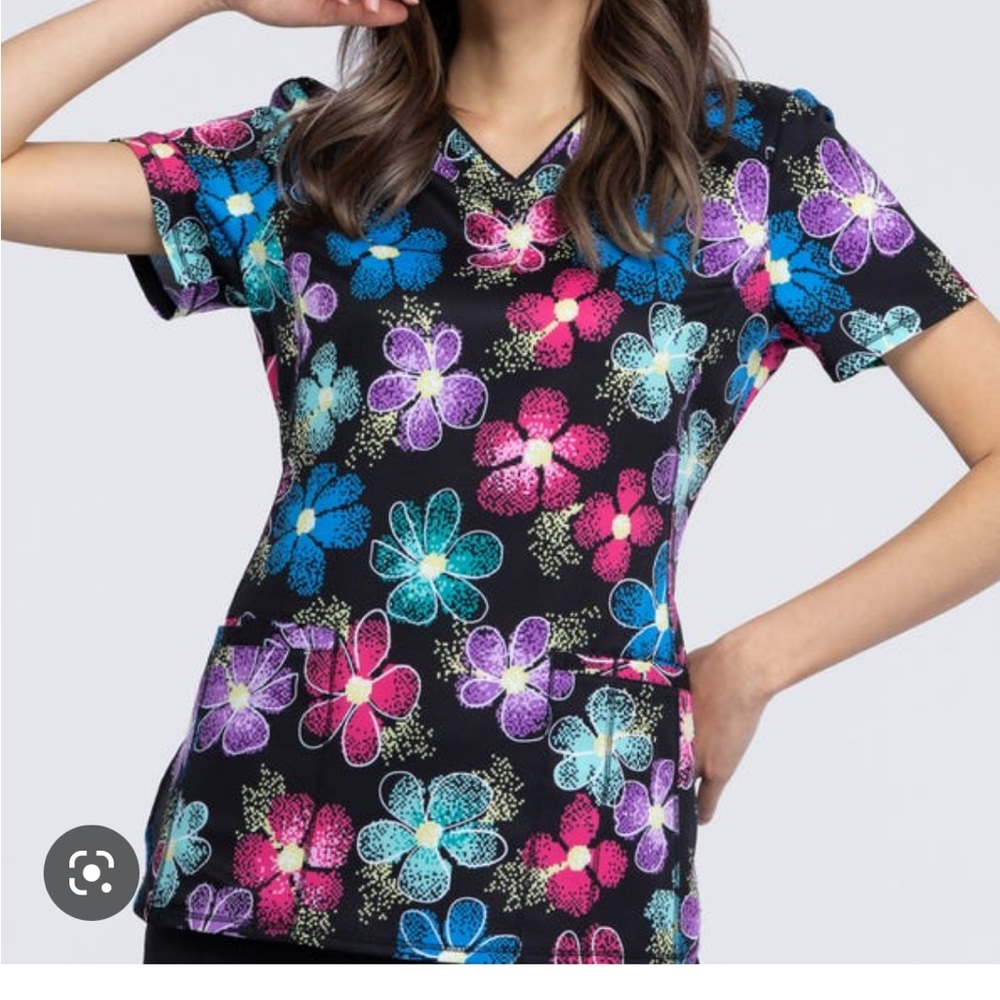 NWT Cherokee Infinity DIGITAL DAISY V-NECK TOP